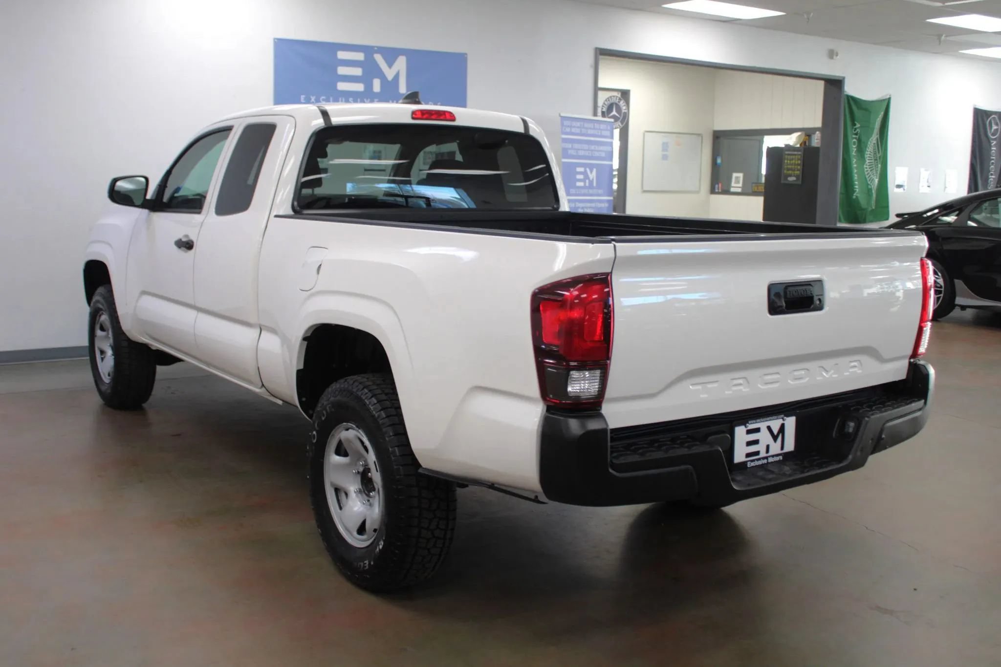 Used 2023 Toyota Tacoma SR RWD image 5