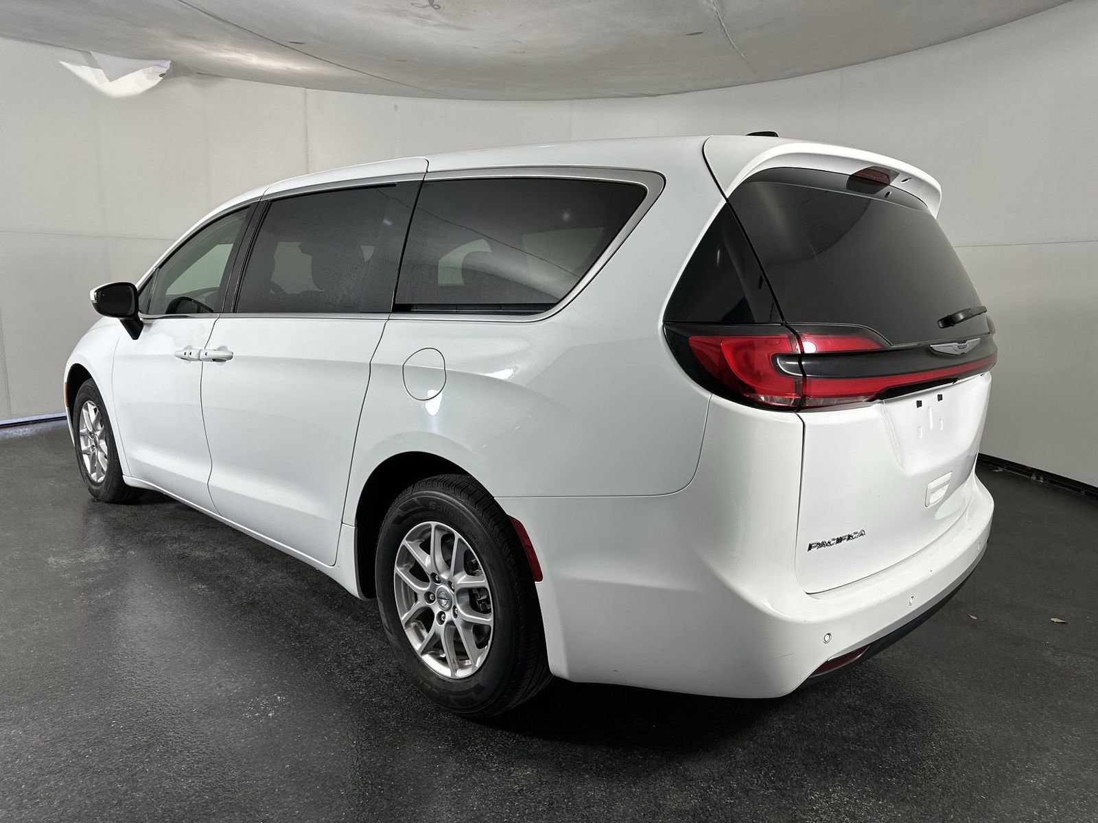 Used 2023 Chrysler Pacifica Touring image 6