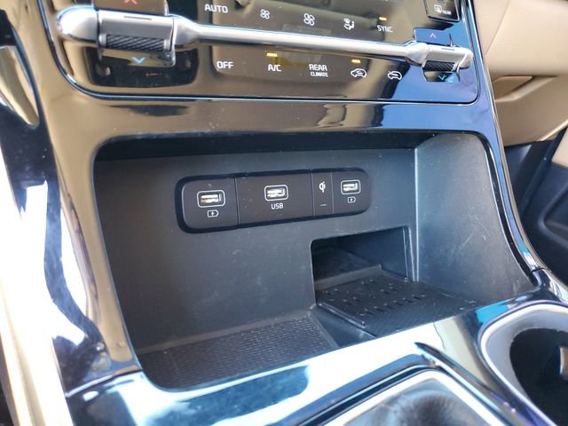 Used 2022 Kia Carnival EX image 26