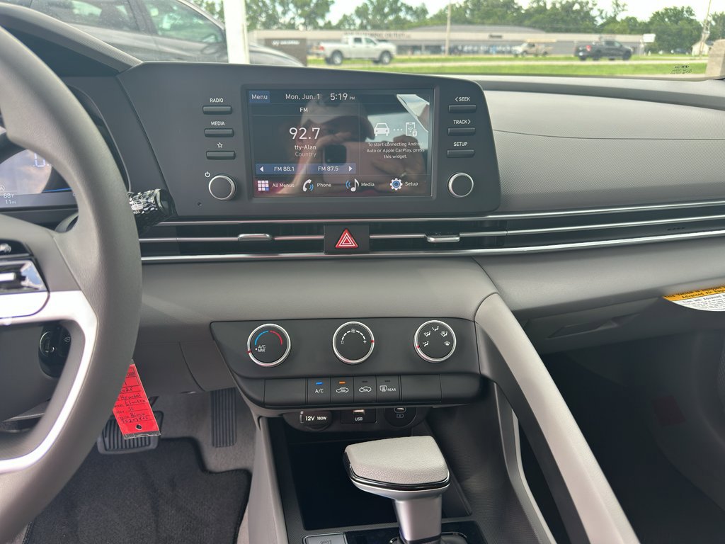 New 2026 Hyundai Elantra SE FWD image 18