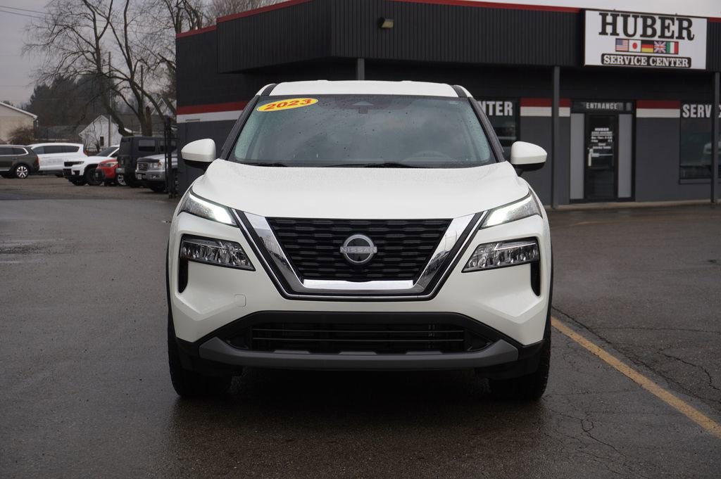 Used 2023 Nissan Rogue SV image 2