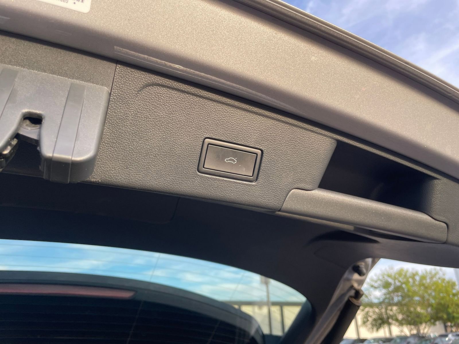 Used 2025 Volkswagen Atlas Cross Sport SE FWD image 23