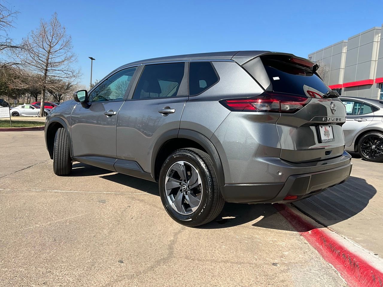 Used 2025 Nissan Rogue SV image 8