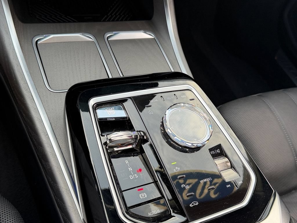 Used 2023 BMW 760i xDrive AWD/4WD image 25