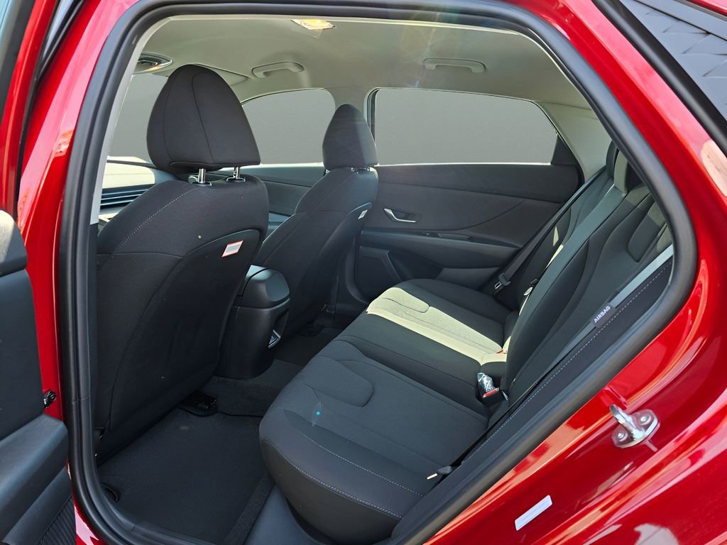 Used 2025 Hyundai Elantra SE image 13