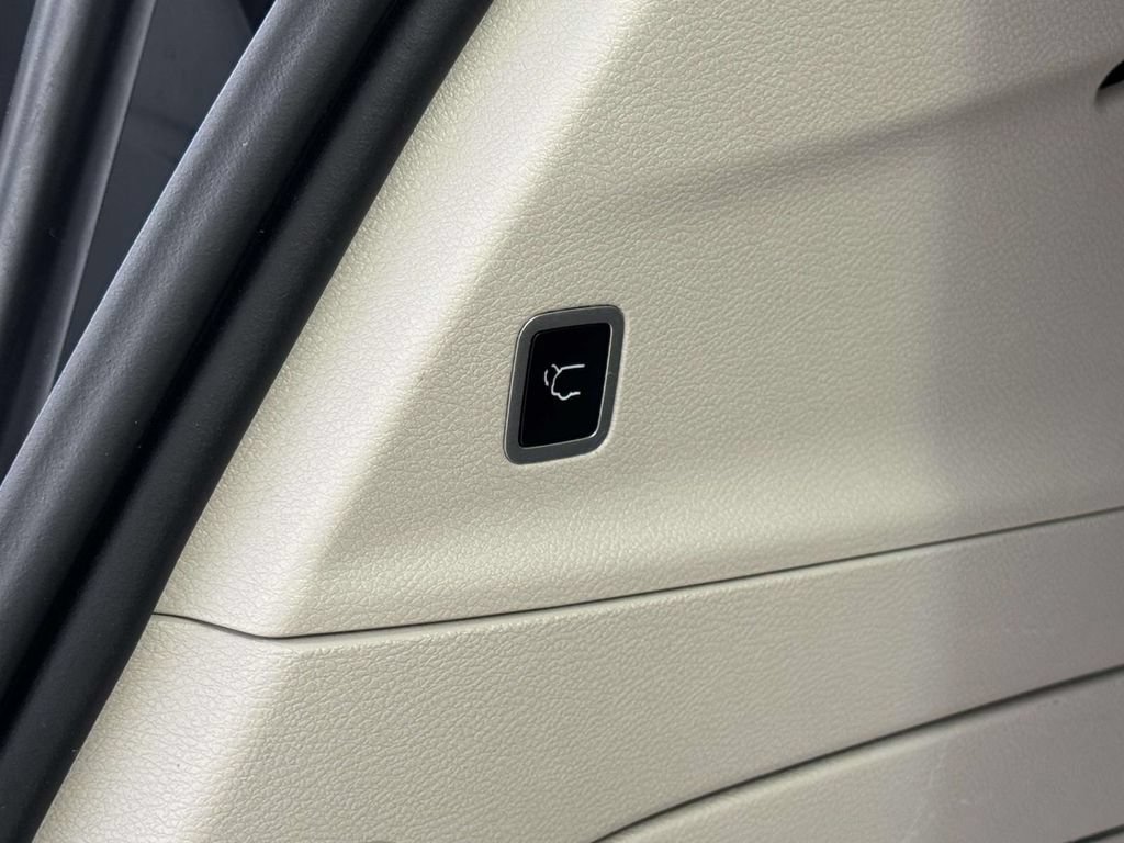 Used 2024 Chrysler Pacifica Limited FWD image 12