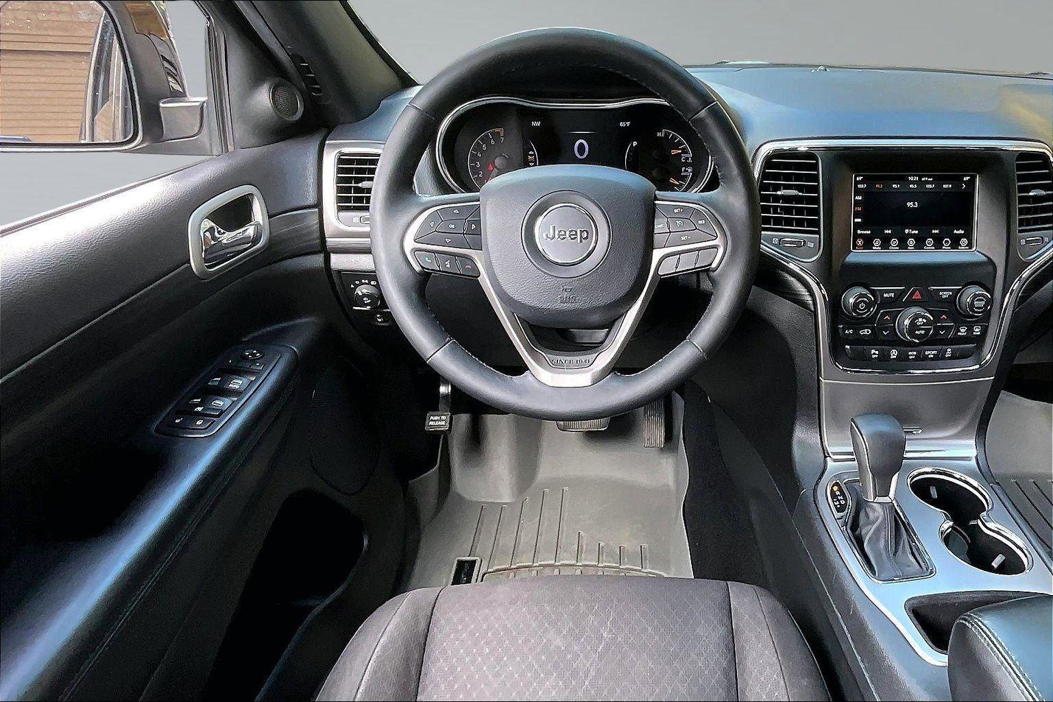 Used 2019 Jeep Grand Cherokee Laredo w/ Security & Convenience Group AWD/4WD image 7