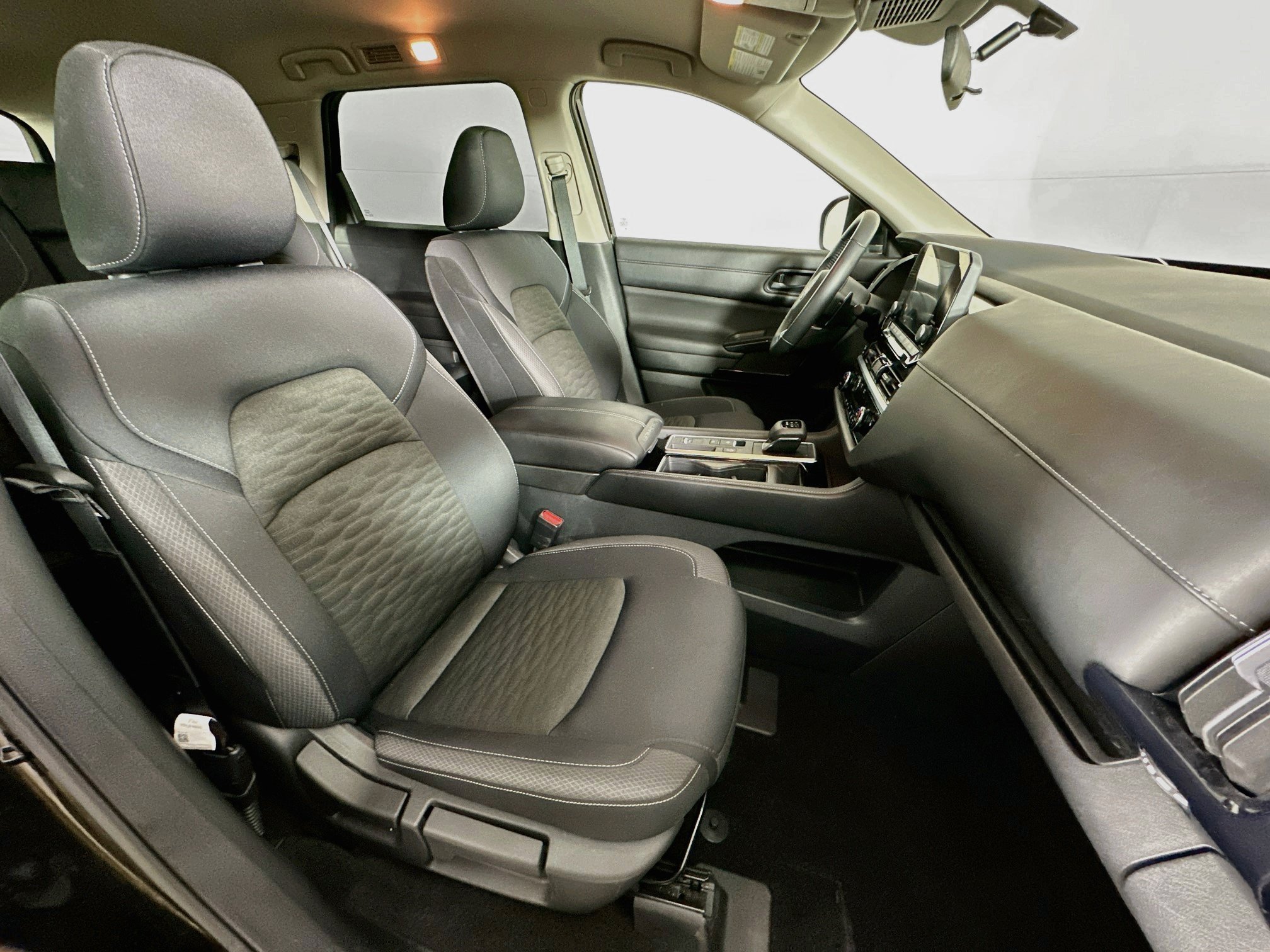 Used 2025 Nissan Pathfinder SV FWD image 32