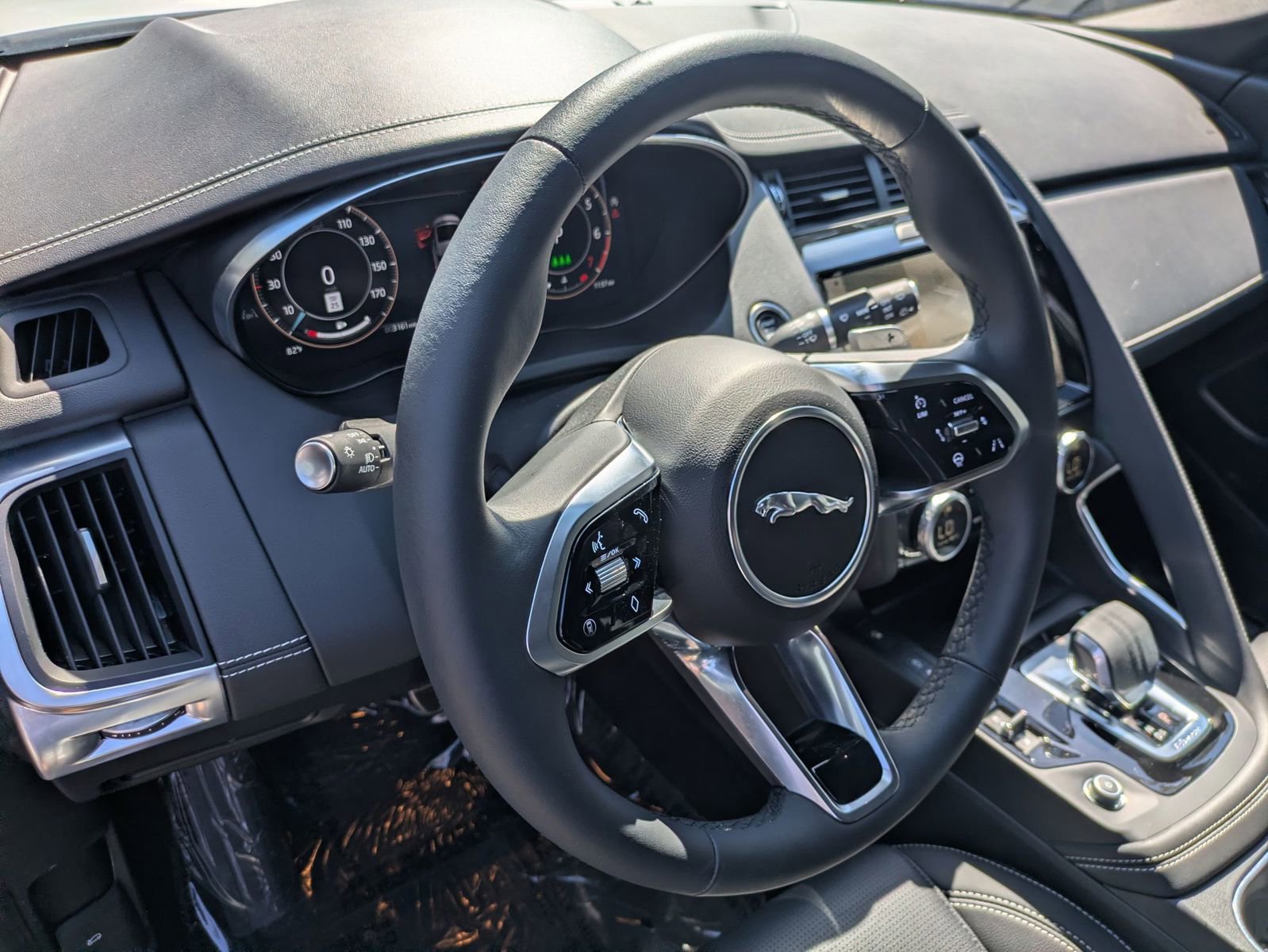 Used 2024 Jaguar E-PACE R-Dynamic SE image 15