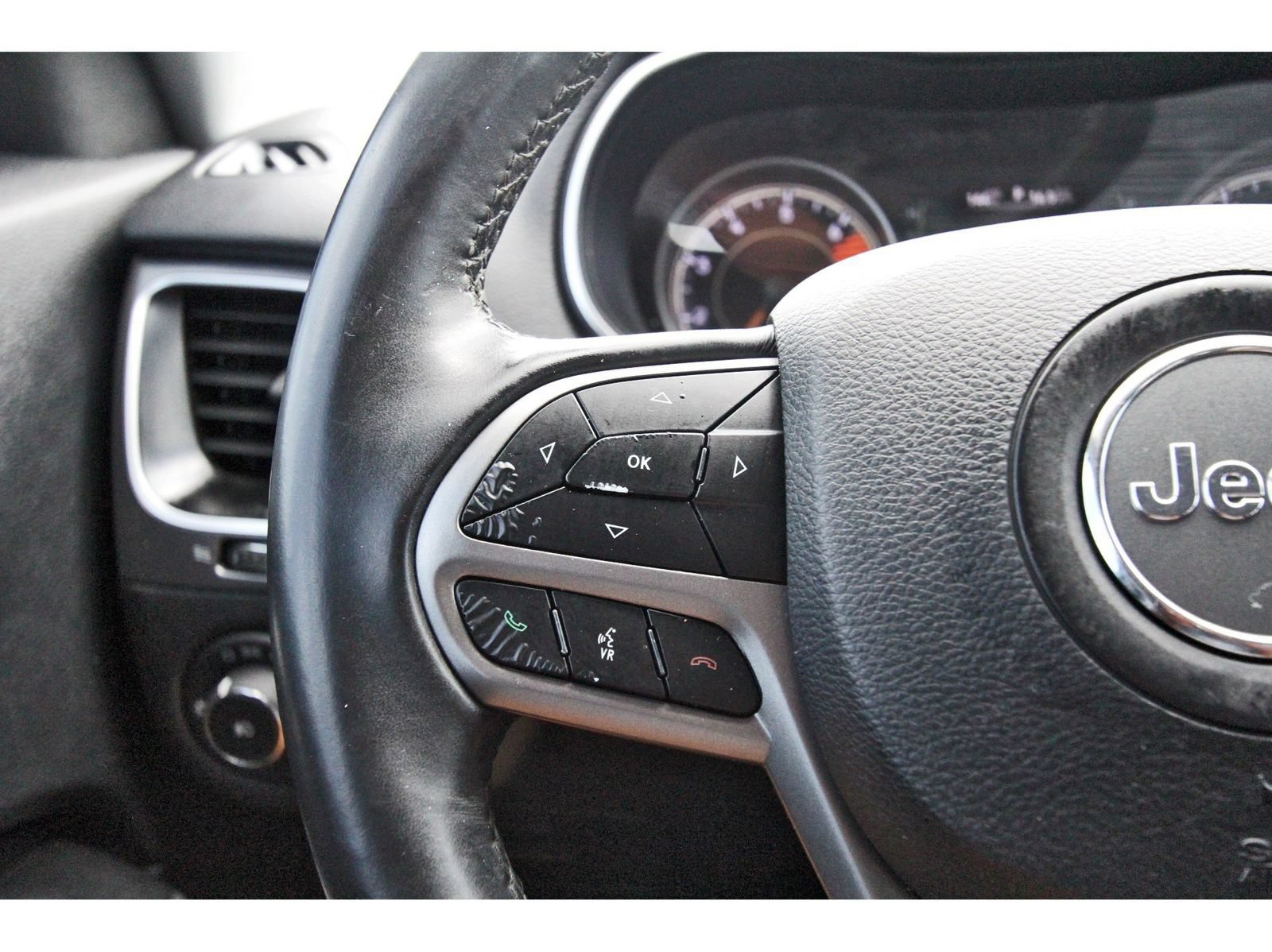 Used 2019 Jeep Cherokee Latitude Plus FWD image 23