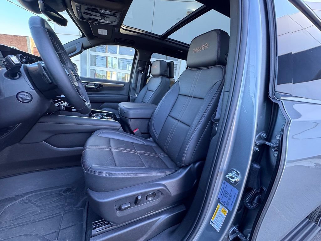 Used 2025 Chevrolet Suburban High Country AWD/4WD image 13