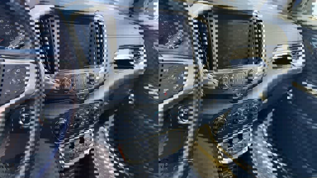 Used 2022 GMC Terrain SLT w/ LPO, Floor Liner Package image 22