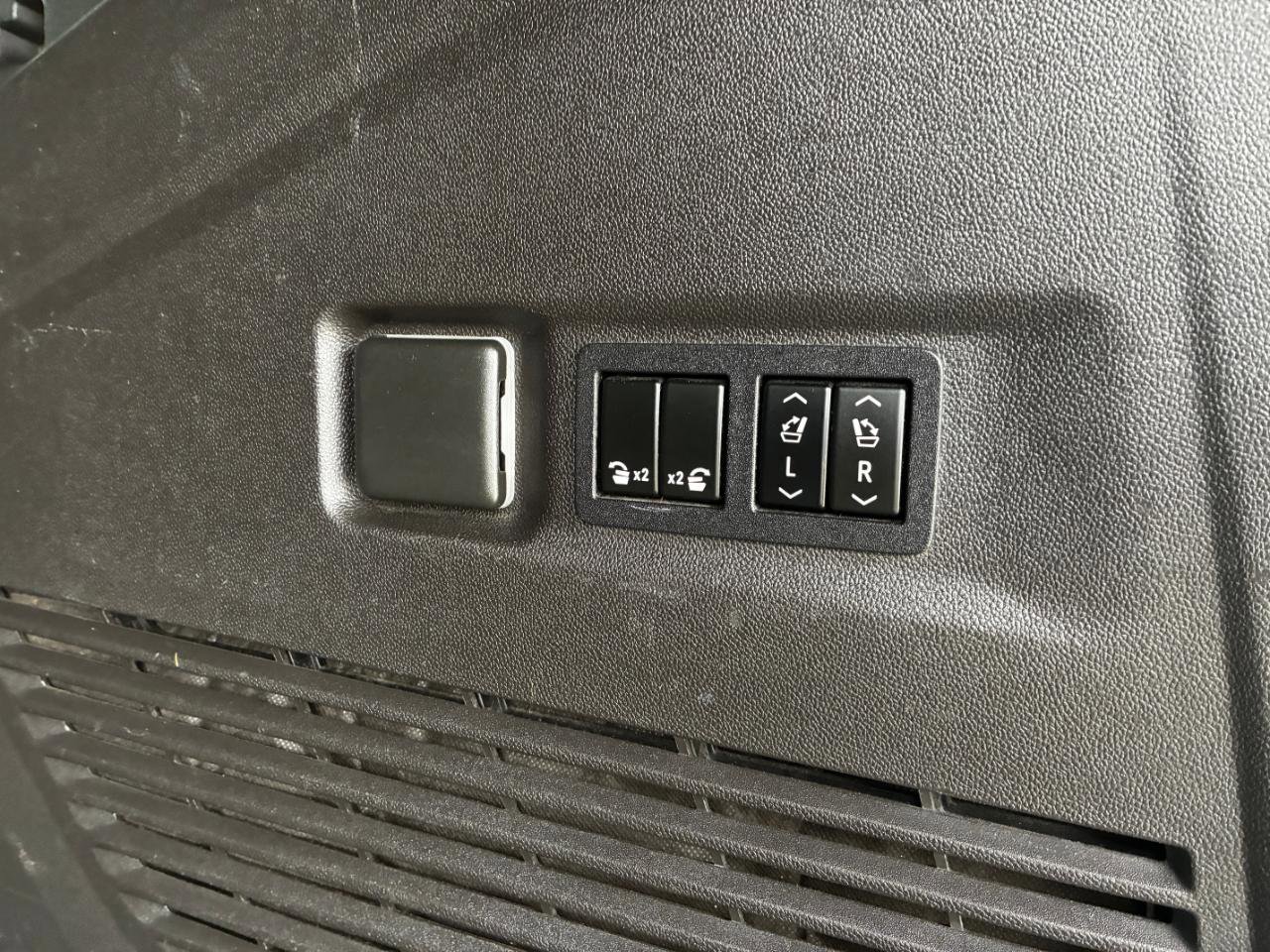 Used 2021 GMC Yukon XL AT4 image 34