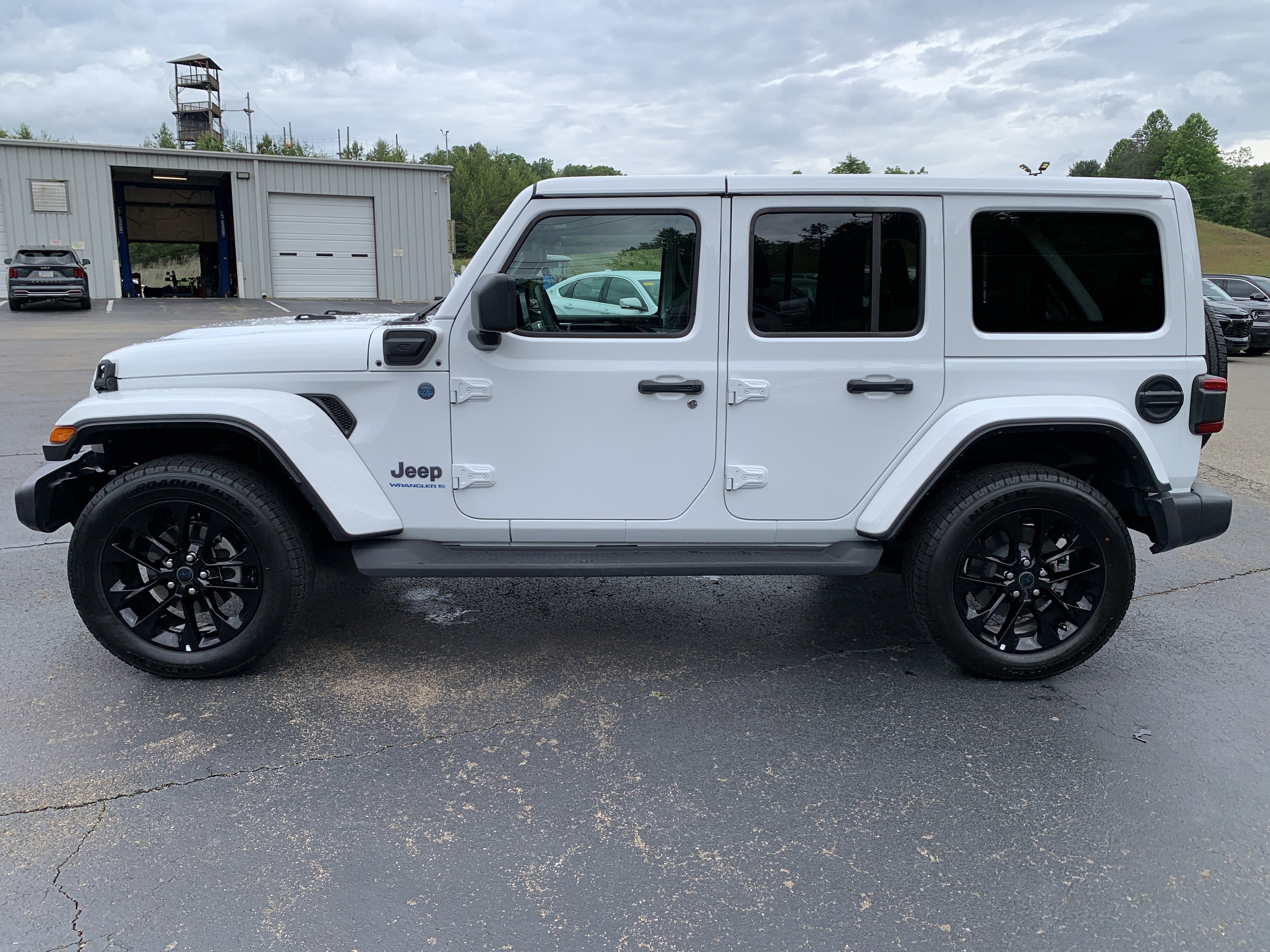Used 2025 Jeep Wrangler Unlimited Sahara AWD/4WD image 4