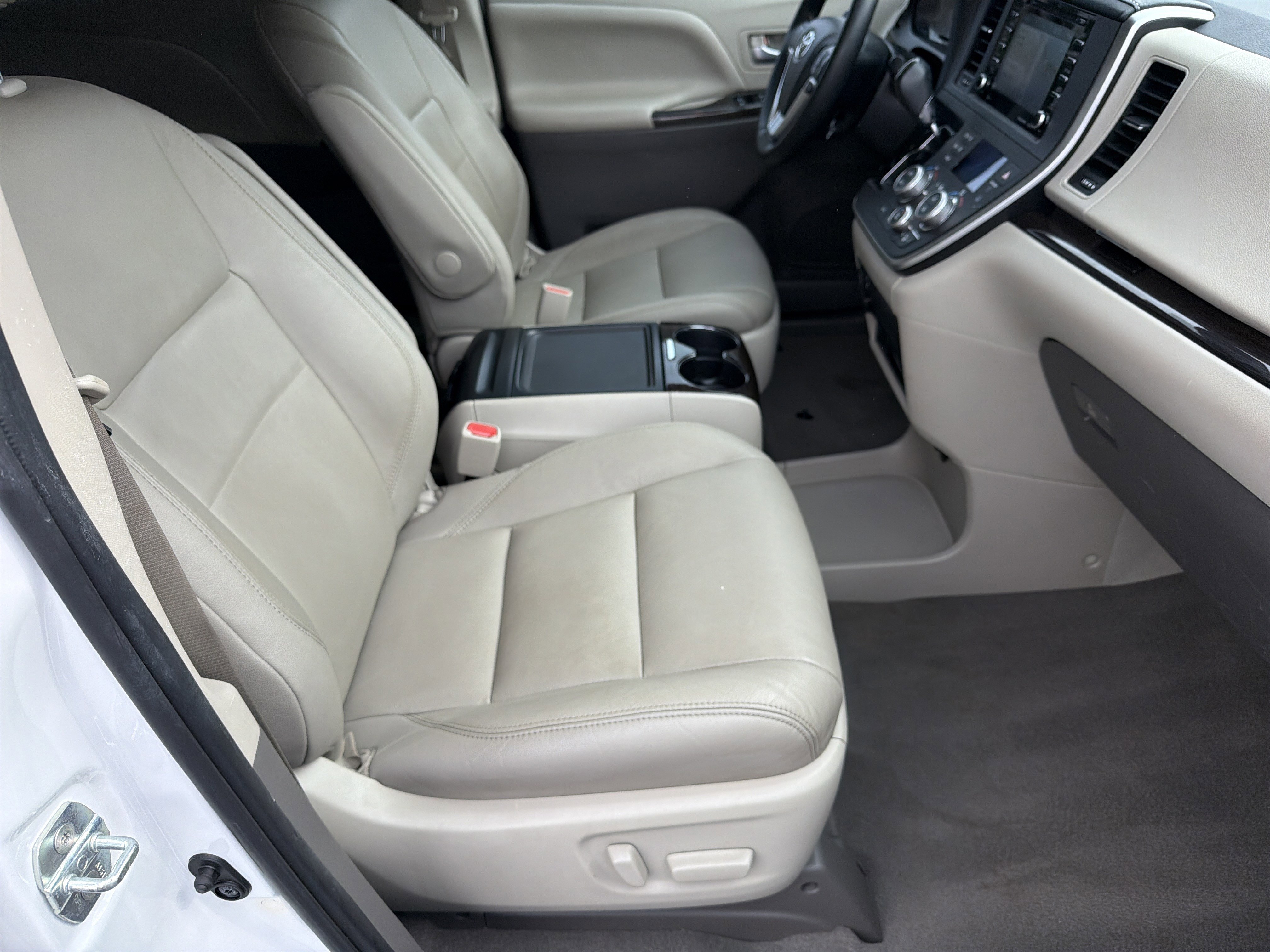 Used 2020 Toyota Sienna XLE Premium FWD image 11