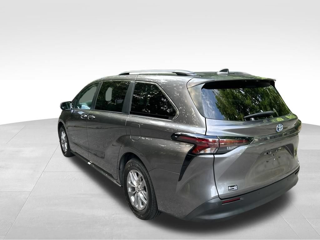 Used 2024 Toyota Sienna XLE FWD image 3