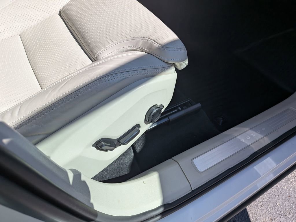 Used 2023 Volvo XC60 B6 Ultimate w/ Climate Package image 31