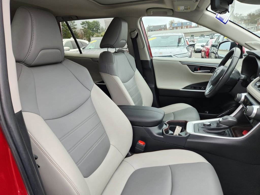 Used 2020 Toyota RAV4 Limited w/ Carpet Mat Package image 16