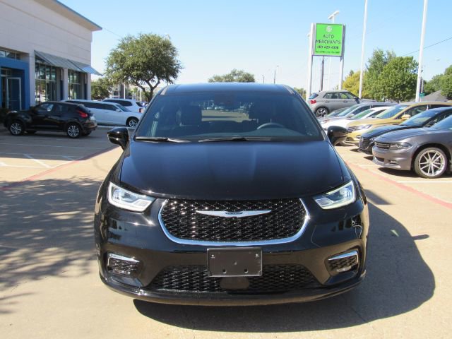 Used 2025 Chrysler Pacifica Select image 2