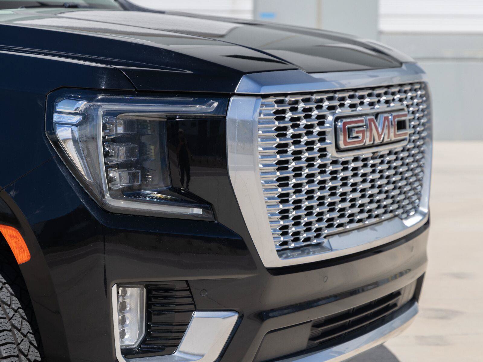 Used 2021 GMC Yukon XL Denali w/ Denali Premium Package AWD/4WD image 14