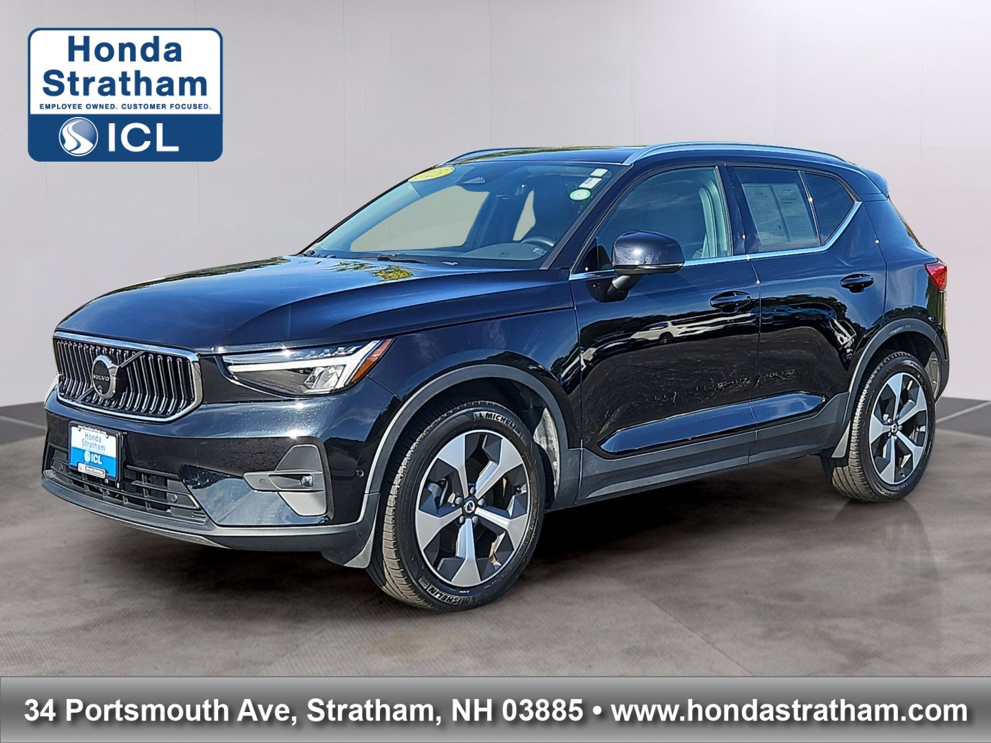 Used 2025 Volvo XC40 B5 Plus AWD/4WD image 1
