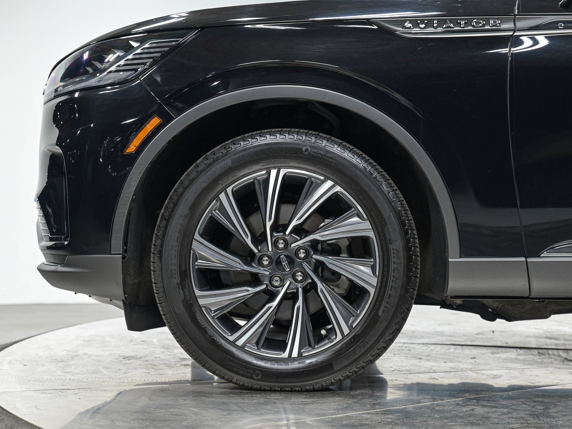 Used 2025 Lincoln Aviator AWD image 3