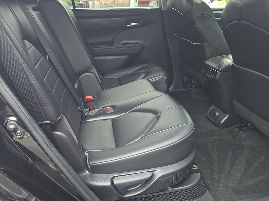 Used 2023 Toyota Highlander XLE AWD/4WD image 13
