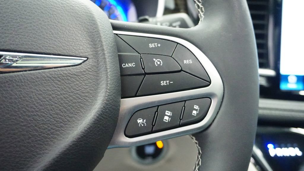 Used 2024 Chrysler Pacifica Limited AWD/4WD image 33