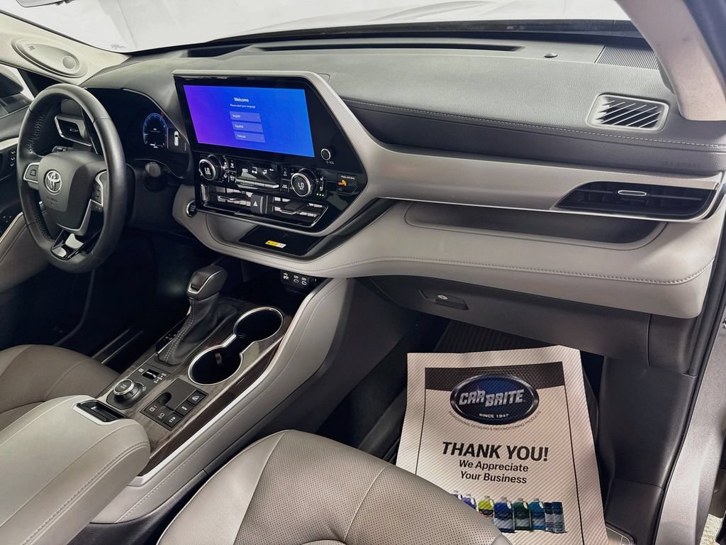 Certified 2025 Toyota Highlander Platinum AWD/4WD image 30