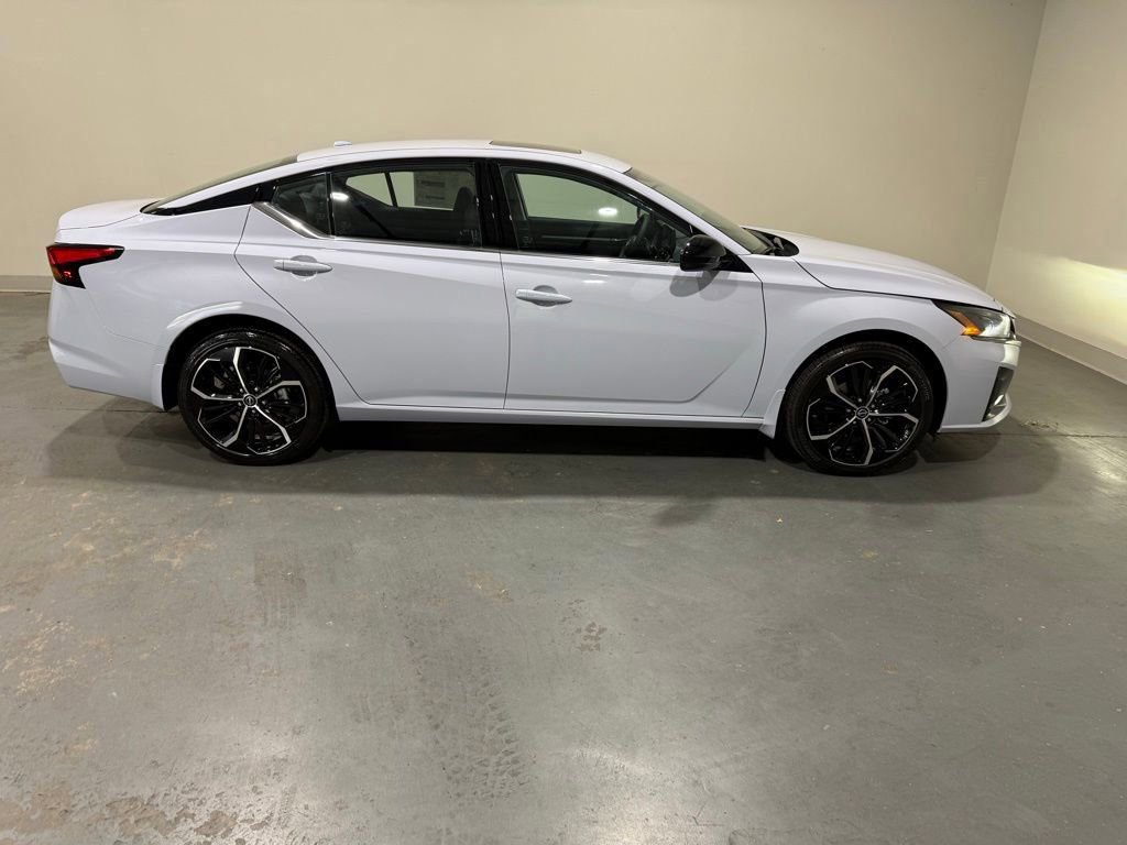New 2025 Nissan Altima 2.5 SR image 8