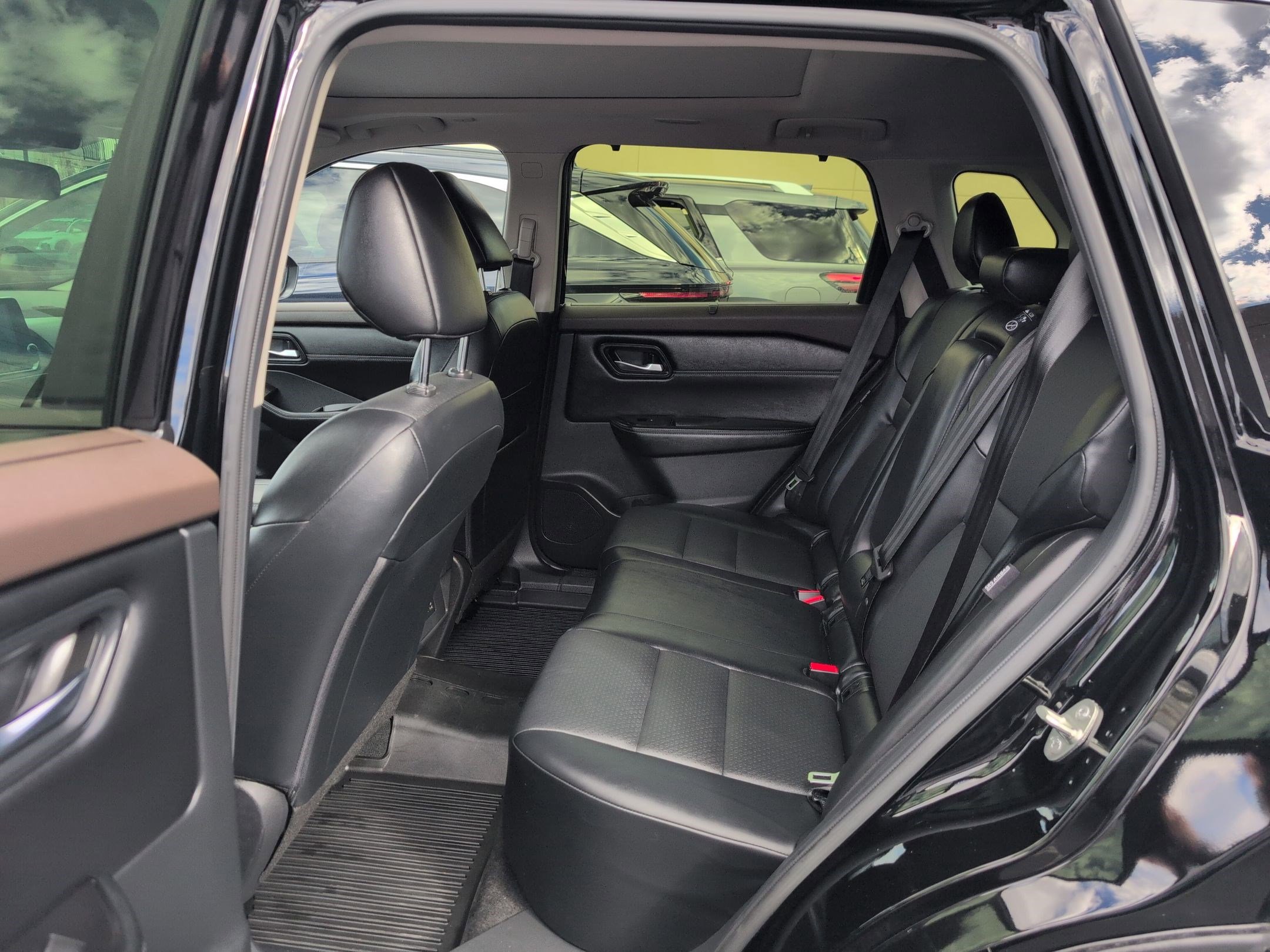 Used 2023 Nissan Rogue SV w/ SV Premium B Package image 29