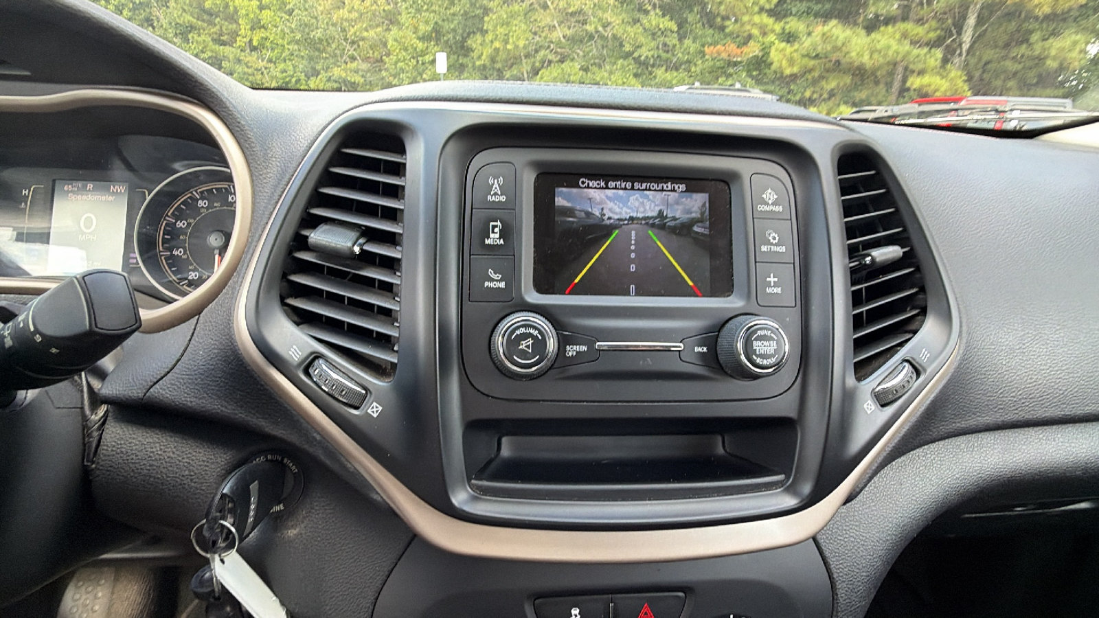 Used 2018 Jeep Cherokee Latitude w/ Altitude Package FWD image 32