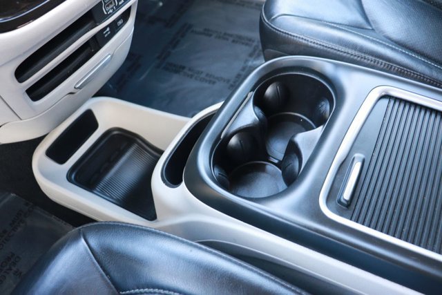 Used 2022 Chrysler Pacifica Touring-L image 17