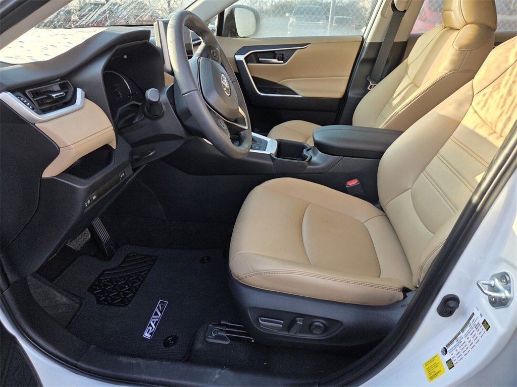 Used 2023 Toyota RAV4 XLE Premium image 4