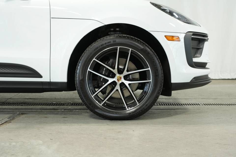 Certified 2025 Porsche Macan AWD/4WD image 41