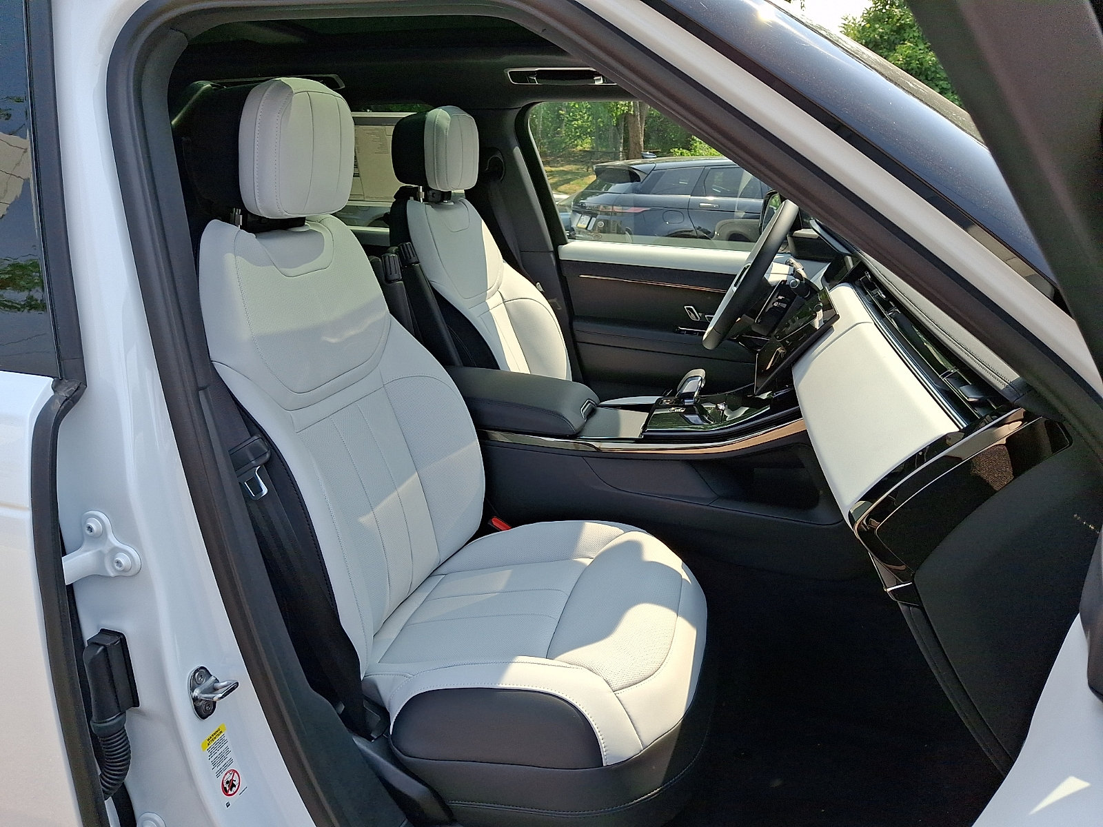 New 2026 Land Rover Range Rover Sport Dynamic SE AWD/4WD image 3
