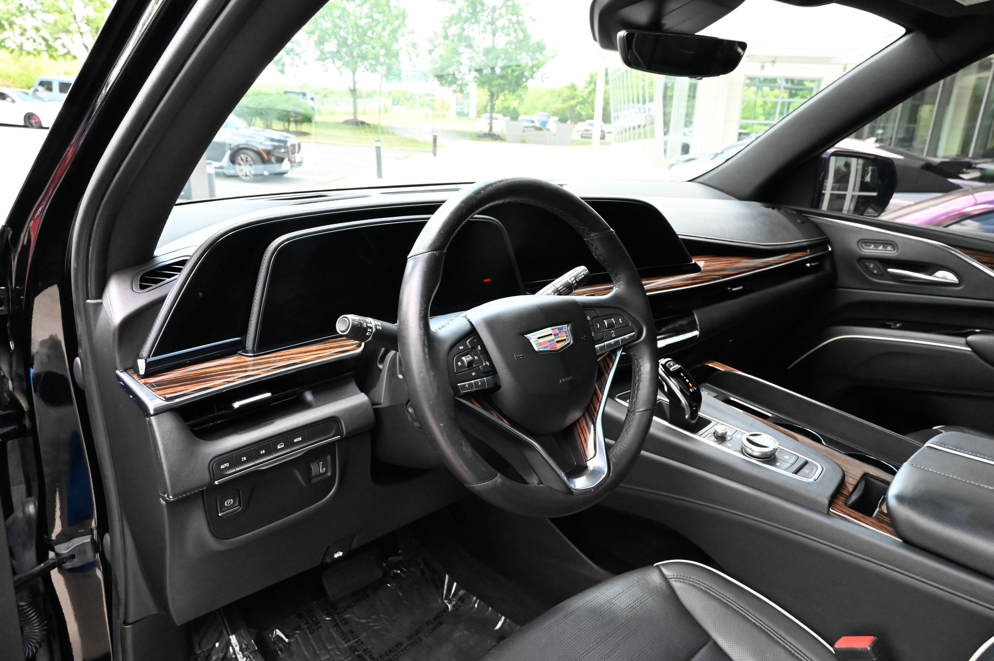 Used 2021 Cadillac Escalade ESV Premium Luxury AWD/4WD image 16
