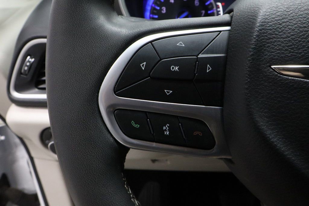 Used 2024 Chrysler Pacifica Touring-L image 27