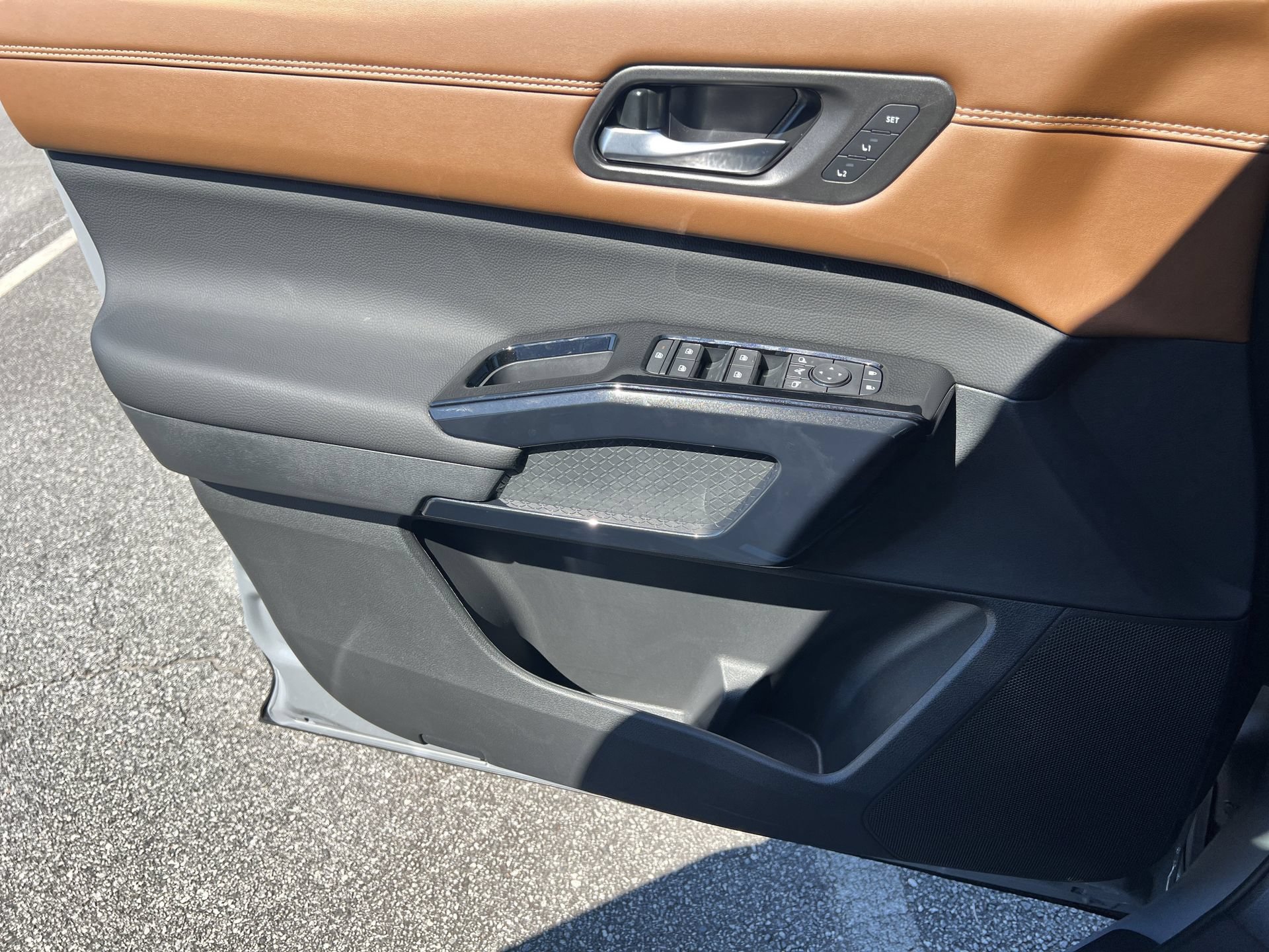 New 2026 Nissan Pathfinder Platinum w/ Accent Package FWD image 14