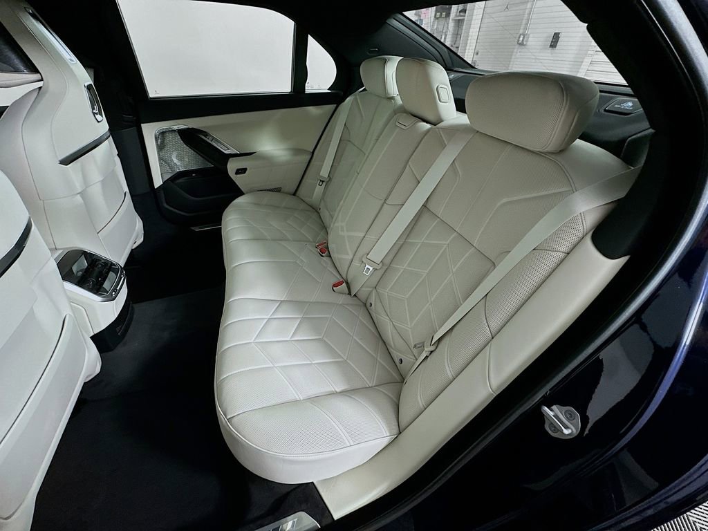 New 2026 BMW 750e xDrive w/ Executive Package image 17