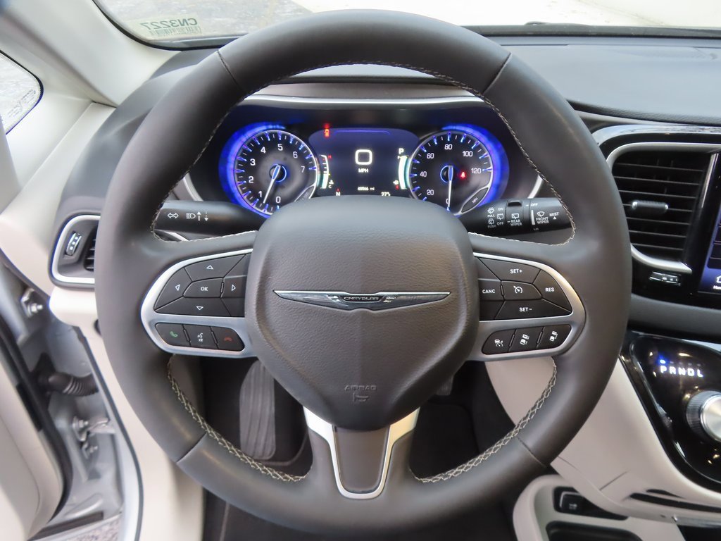 Certified 2024 Chrysler Pacifica Touring-L image 4