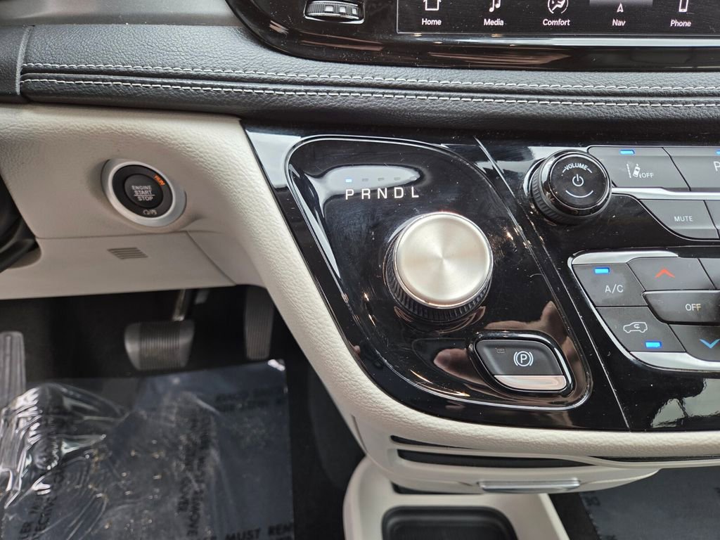Used 2024 Chrysler Pacifica Select image 27