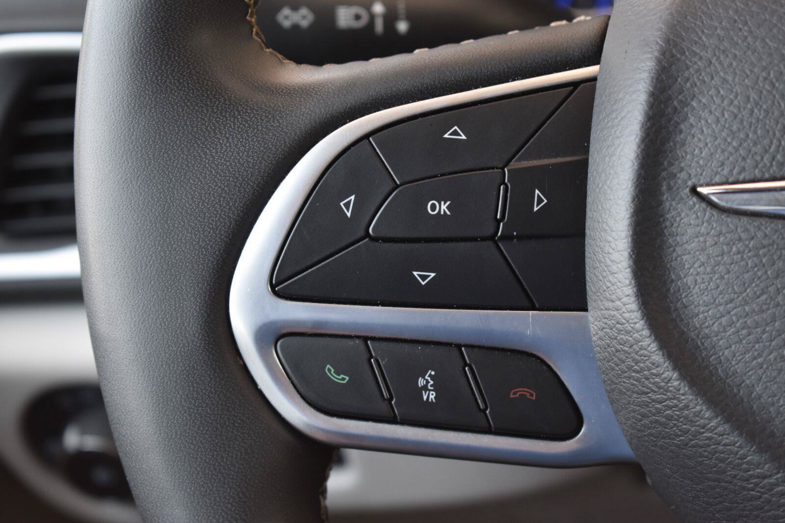 Used 2024 Chrysler Pacifica Touring-L FWD image 7