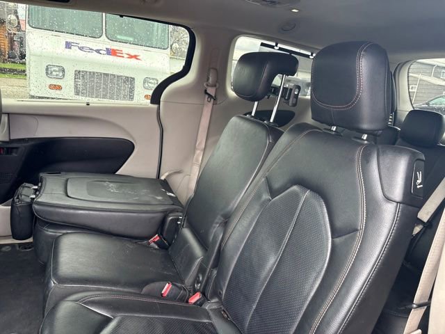 Used 2019 Chrysler Pacifica Touring-L image 11