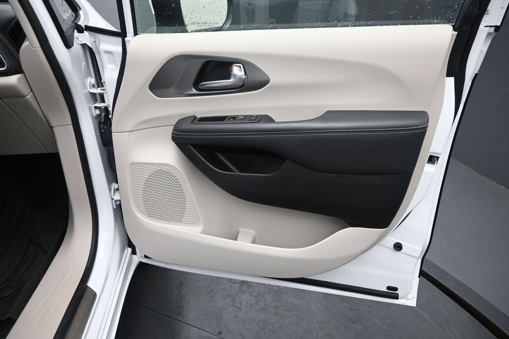 Used 2023 Chrysler Pacifica Touring-L AWD/4WD image 30