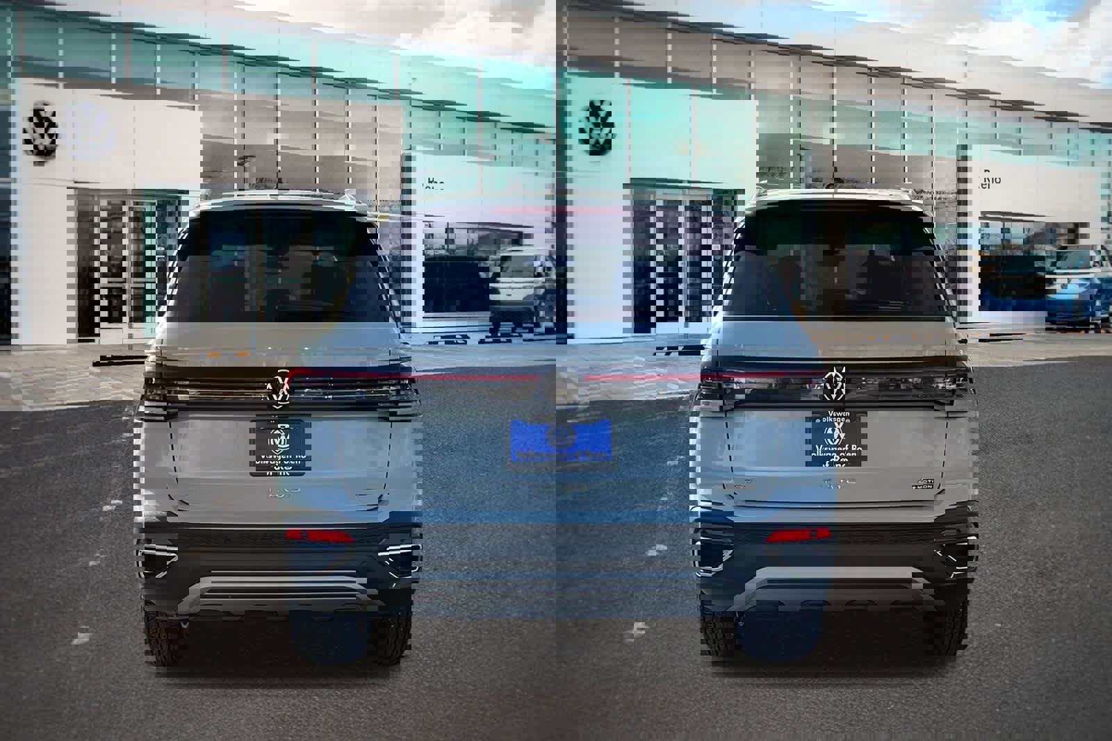 Used 2025 Volkswagen Taos SE w/ Panoramic Sunroof Package image 6