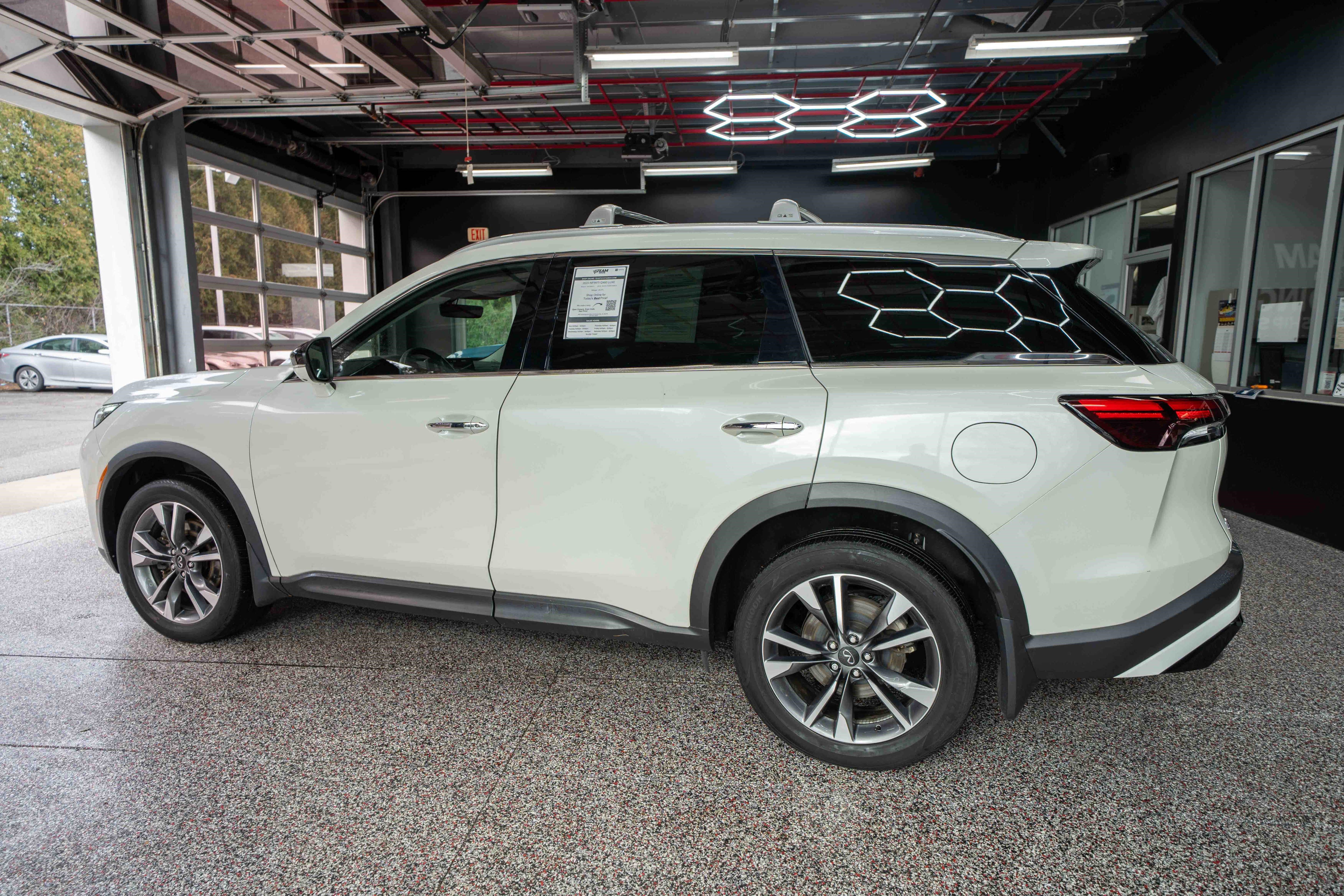 Used 2023 INFINITI QX60 Luxe w/ Cargo Package image 2