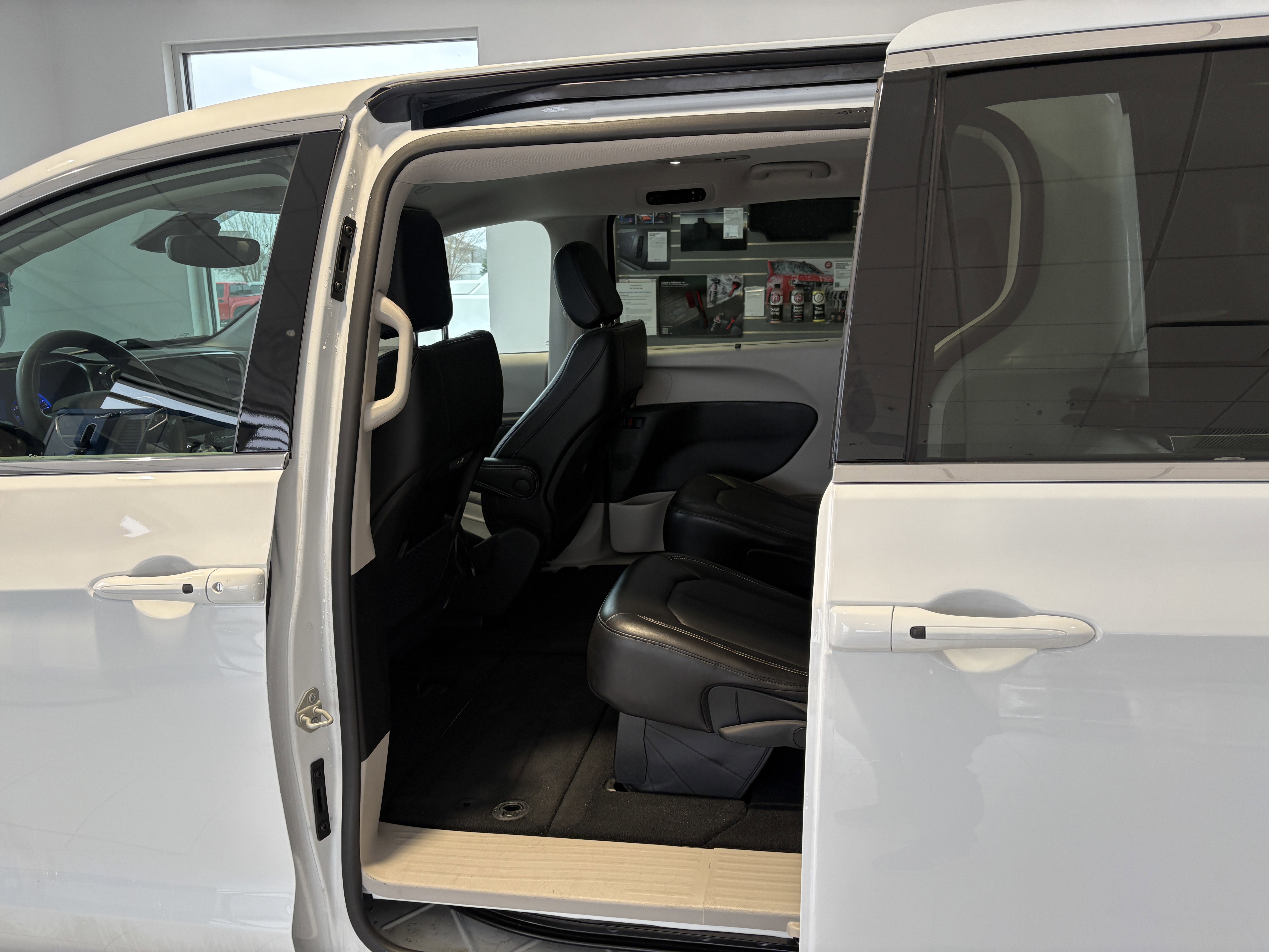 Used 2024 Chrysler Pacifica Touring-L image 20