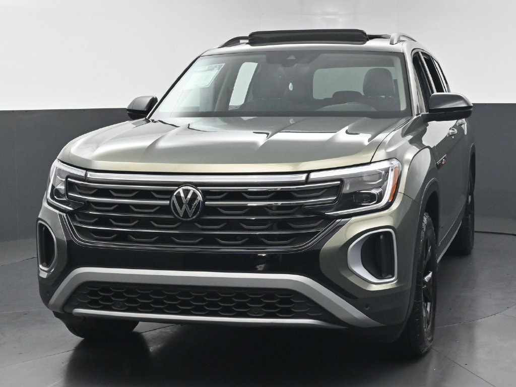 Used 2025 Volkswagen Atlas Peak Edition SE AWD/4WD image 7
