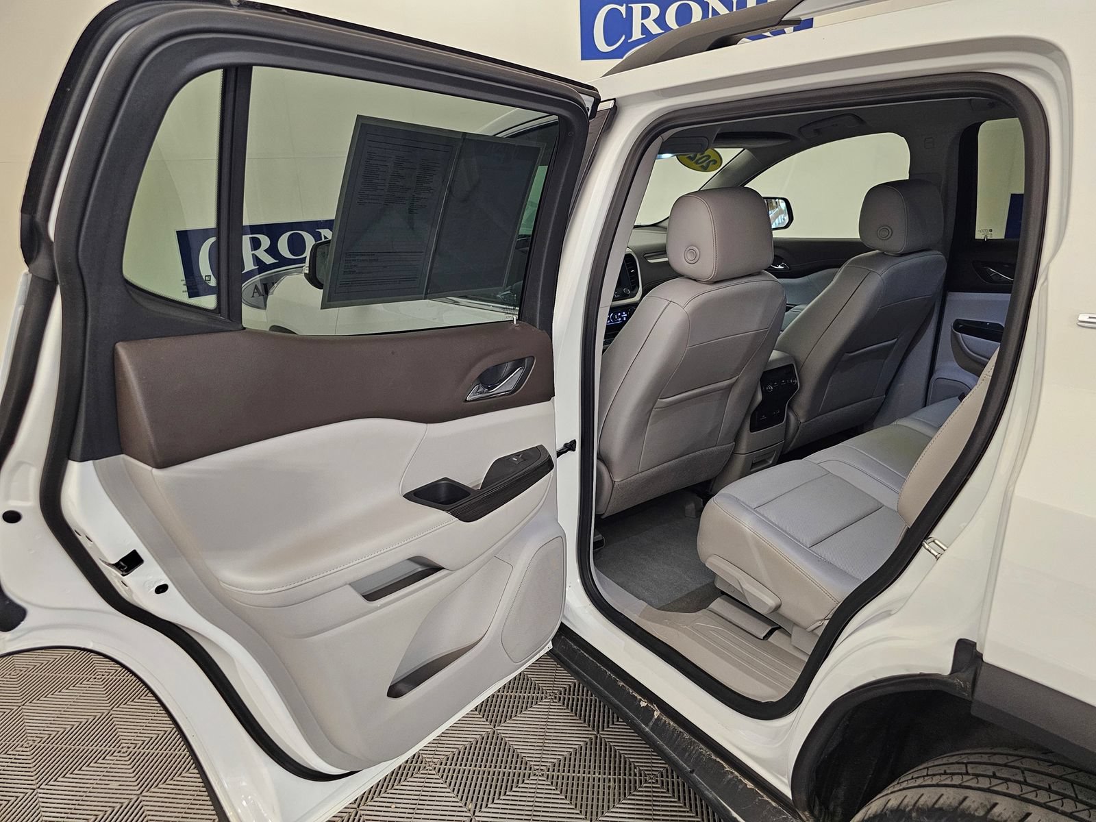 Used 2023 GMC Acadia SLT AWD/4WD image 20